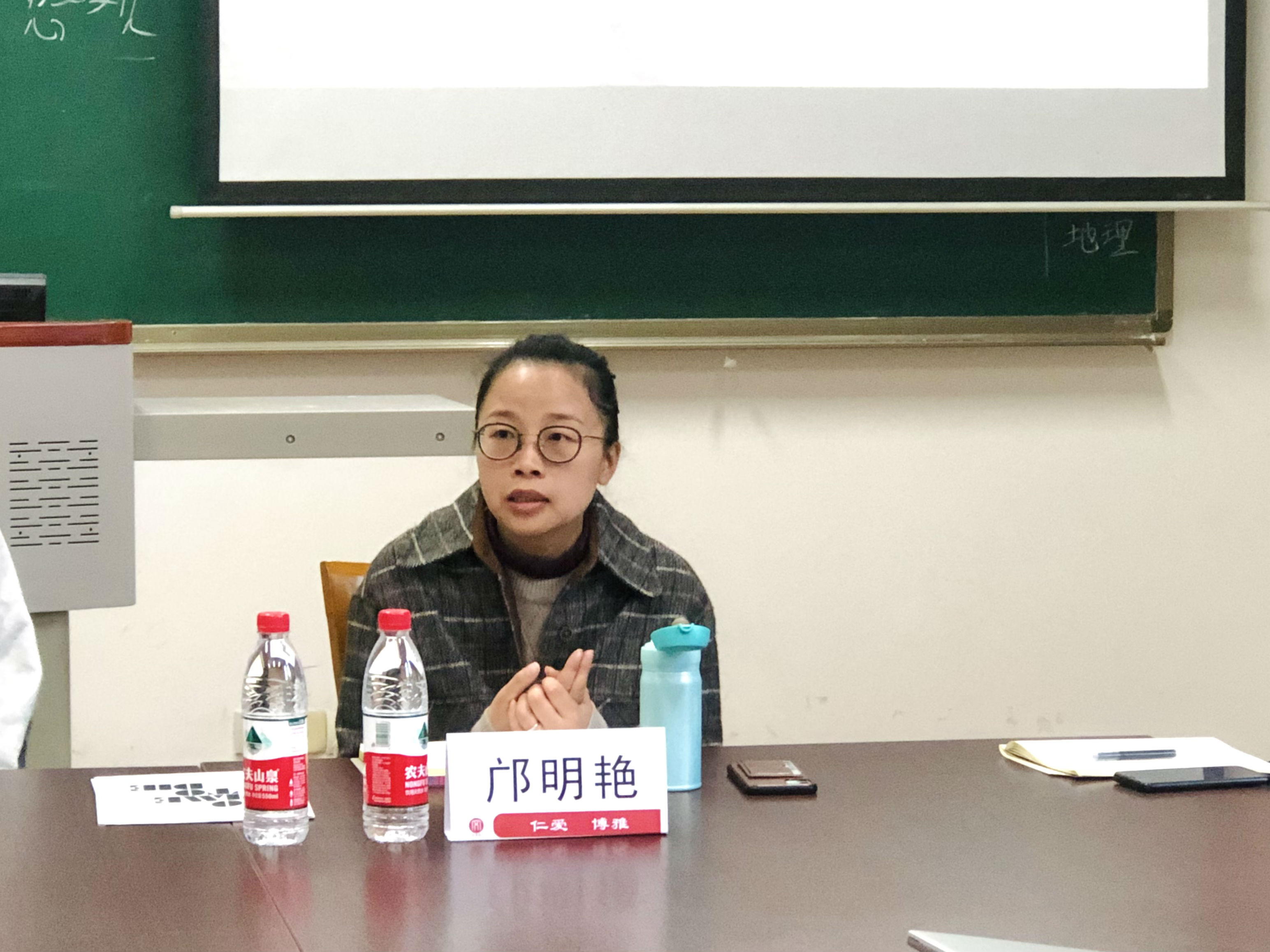 邝明艳老师讲解.jpg