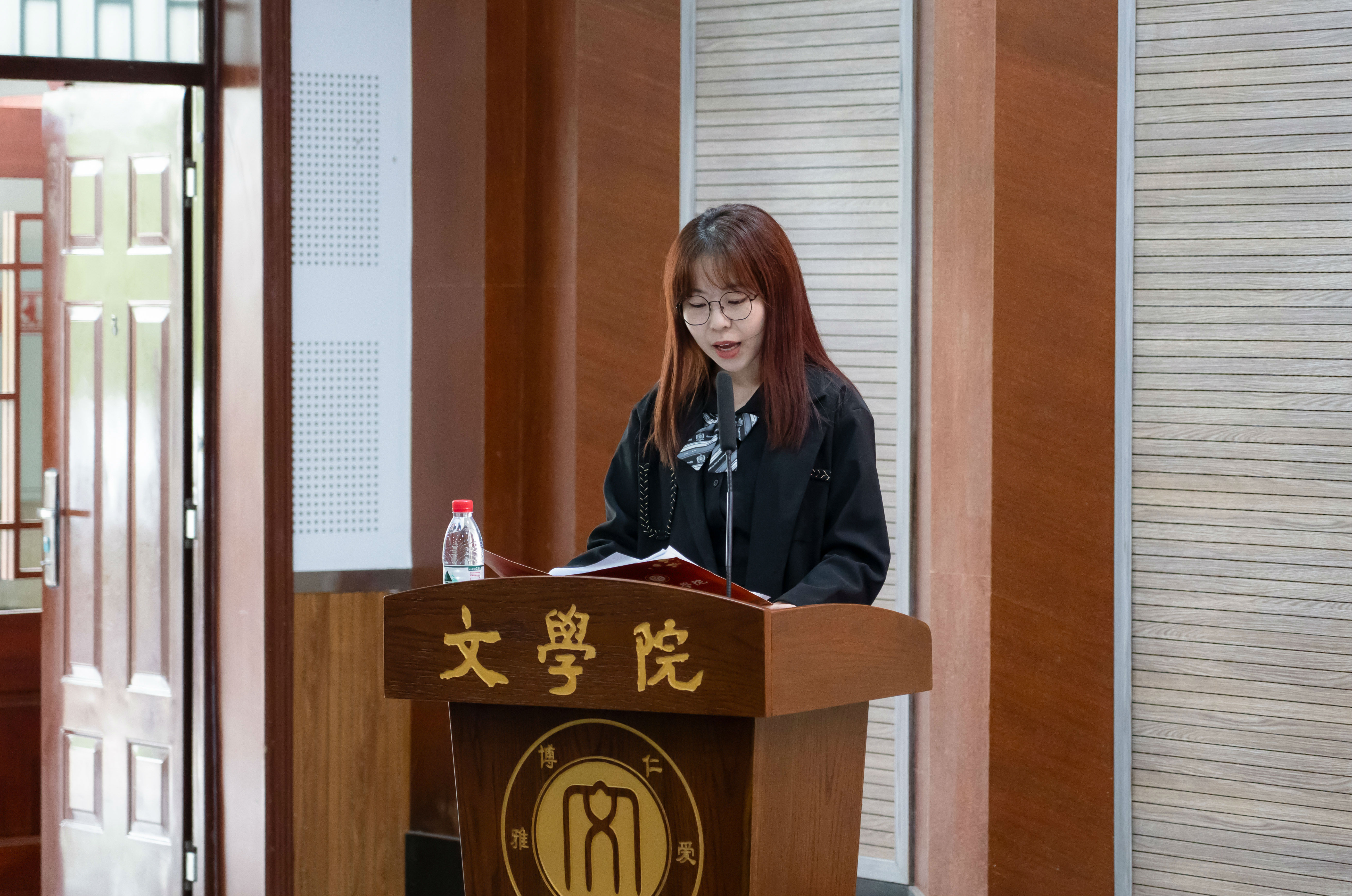 文学院学生会主席胡伟婧主持会议.jpg